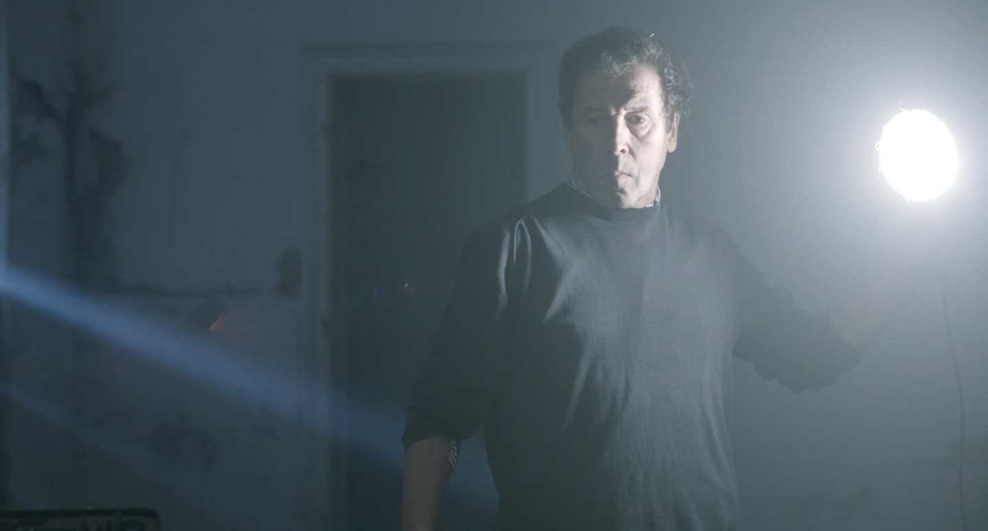 dr-hill(Stephen Rea)-discovers-more-secrets-of-the-mural.jpeg