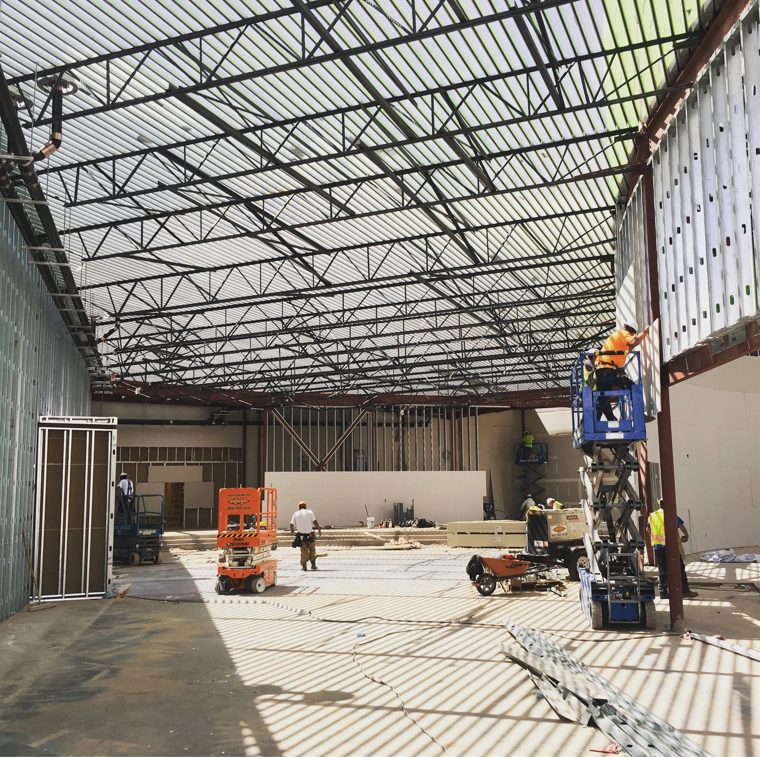  Beck created prominent entrances in strategic spots to strengthen the connection with the surrounding community. The entrances lead to a lobby space that hosts more intimate gatherings and encourages interaction before and after services. Services a