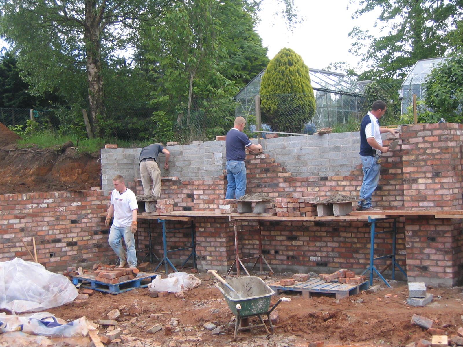 bricklayers building brickwork for garden walls in belfast northern ireland