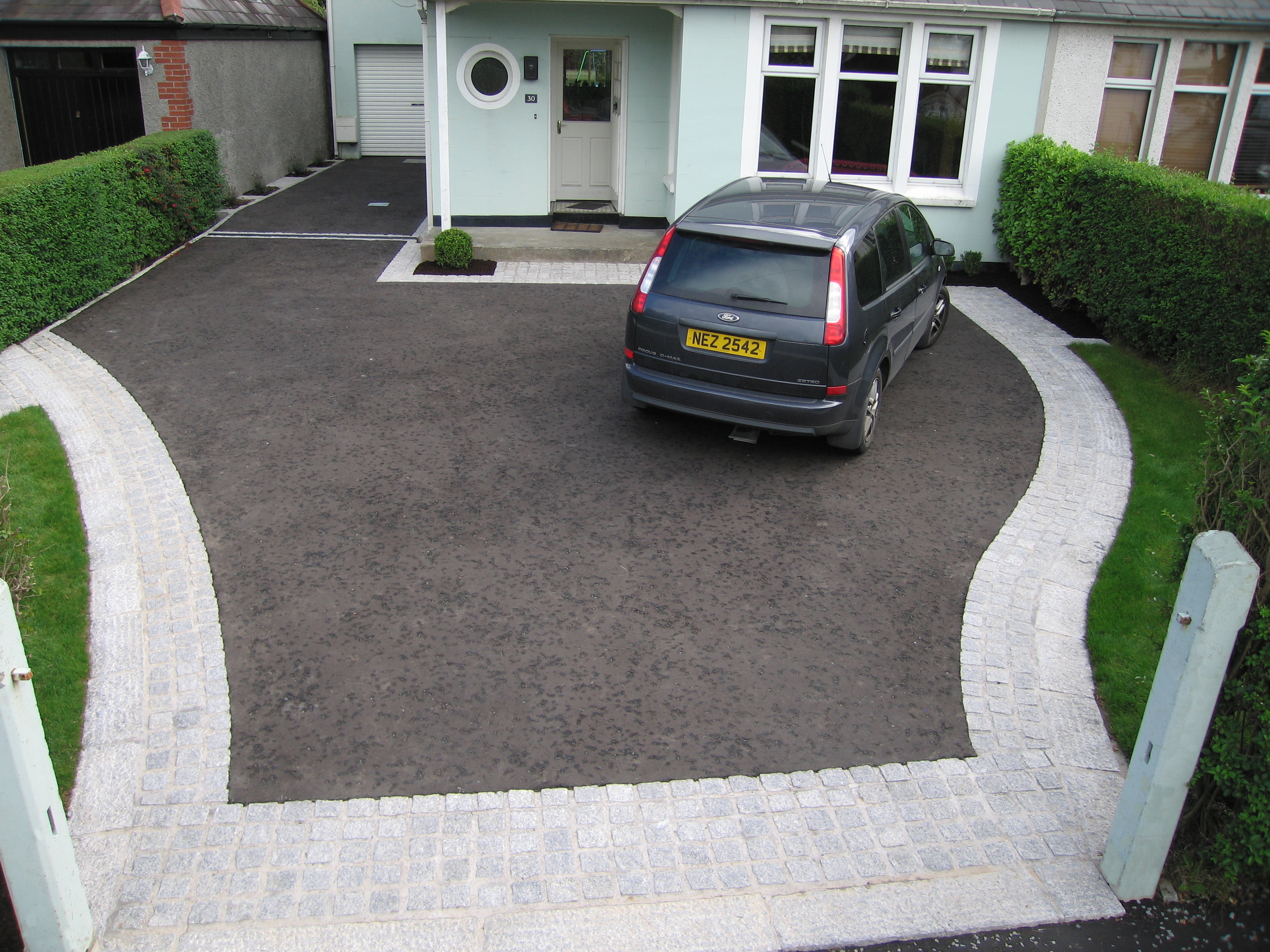 Belfast driveway with asphalt and granite paving 