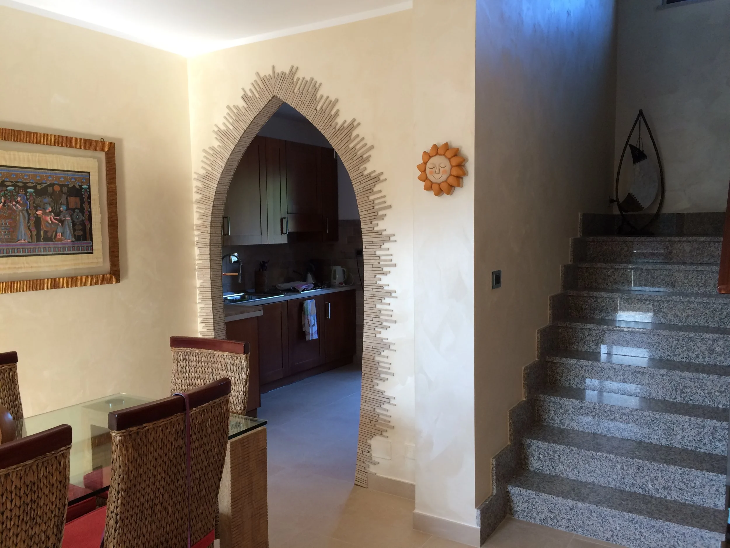 arco rivestito con listelli in ceramica