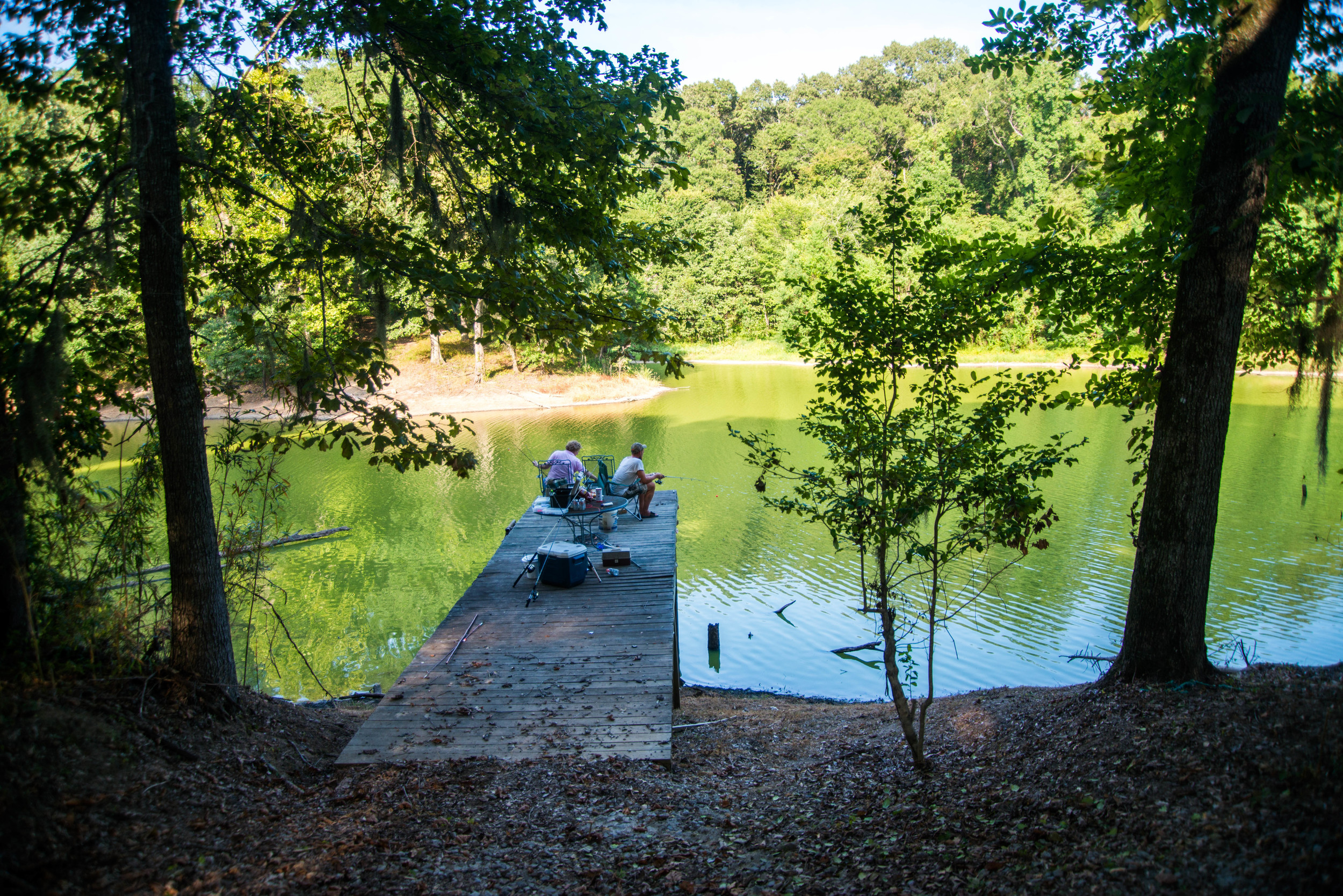  Stayed for two days in Natchez, MS with an delightful, friendly local. After we were wearied from touring the extensive selection of Antebellum homes and historical museums, we thought it a wise decision to sit on a dock, drink beer and fish.&nbsp; 