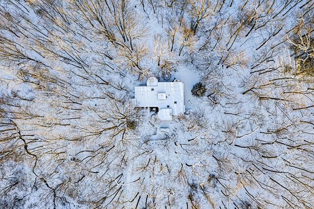 In between snowstorms in Western Michigan. Winter 2019. Back when things were calmer in the world and my most pressing concern was timing my drone flights in between storms.
.
.
.
.
. #drone #dronephotography #photography #michigan #outdoors #dronest