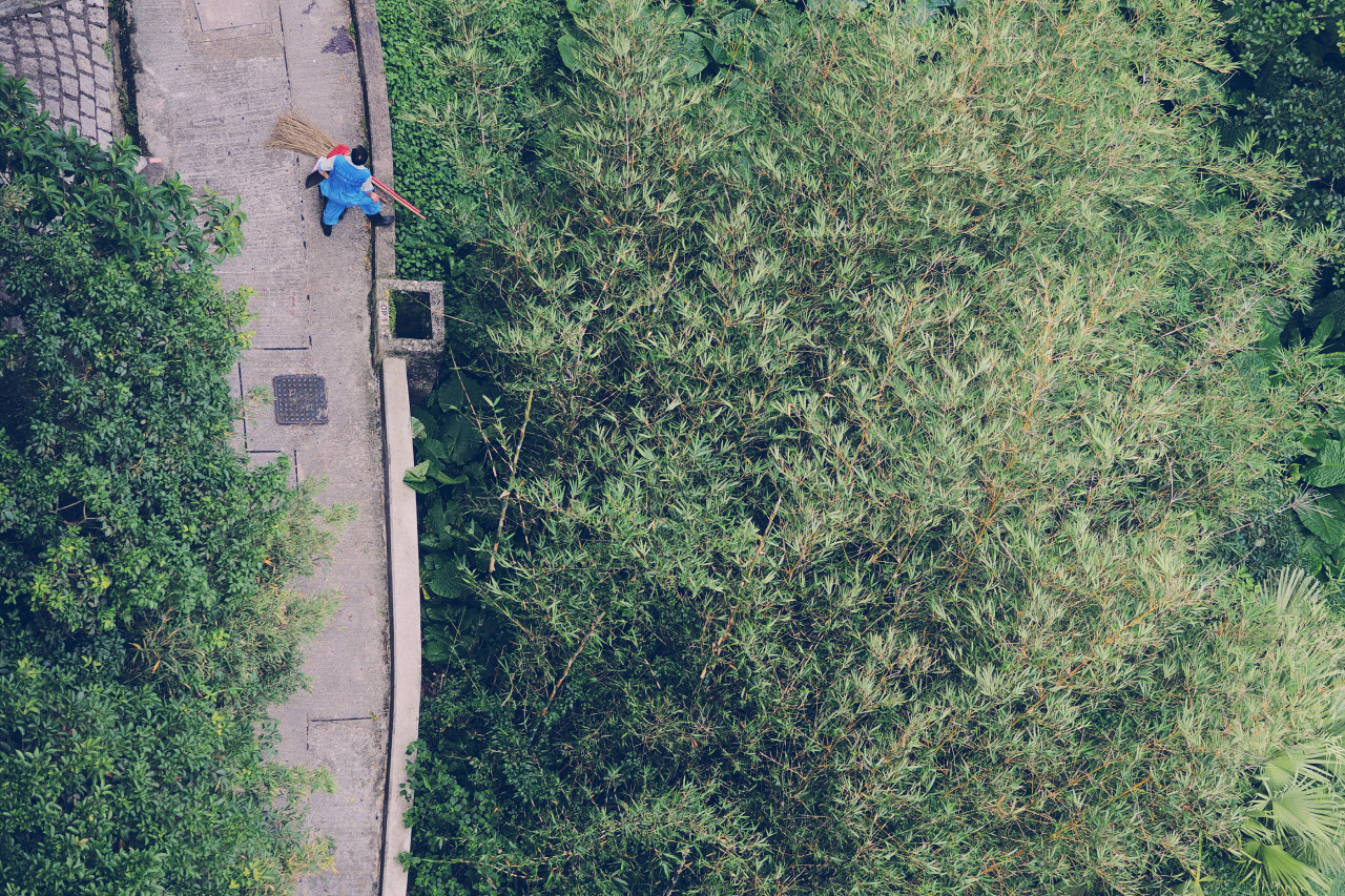 Bird’s eye view of worker from The Peak, Hong Kong. A well deserved break from the heat and job well done.
Olympus OM-D E-M1 + 75mm f/1.8
