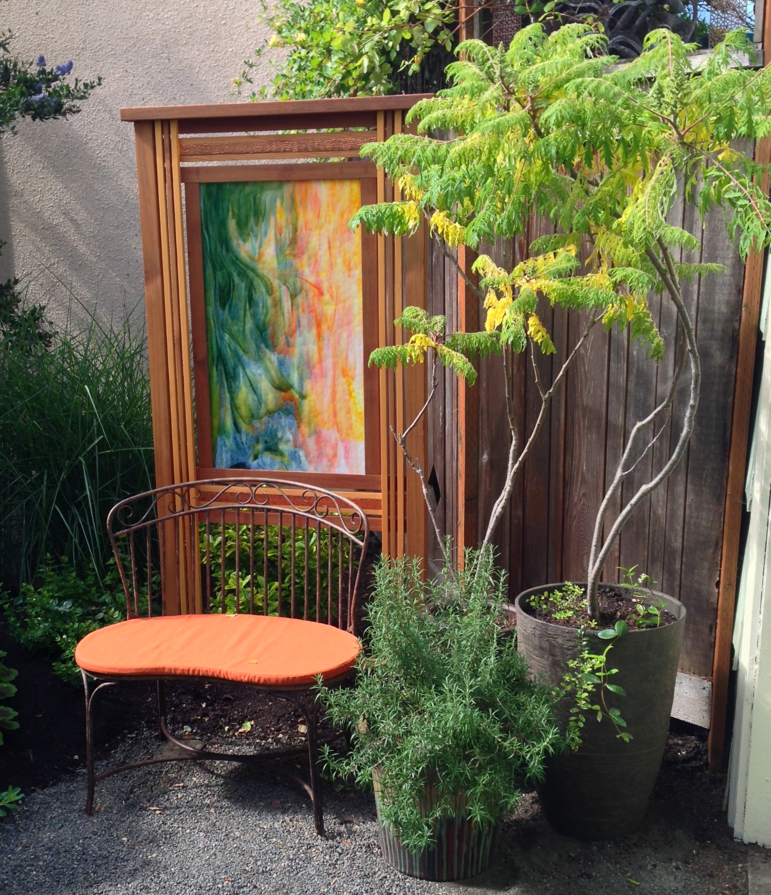 完成的构图:长凳，屏风，三个花盆，三种主要植物，都是中性色调，绿色和橙色。