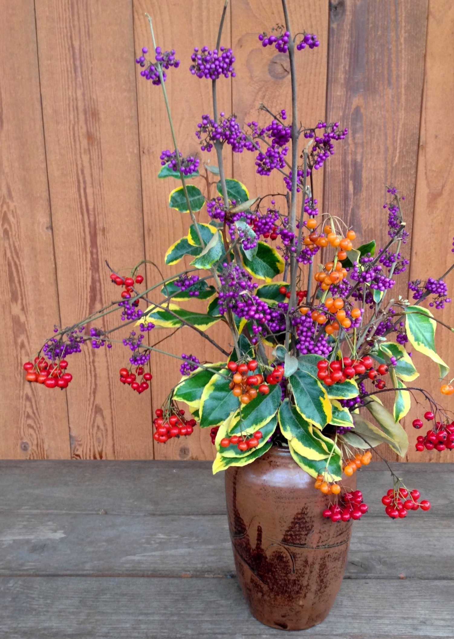 秋季花瓶:红色、橙色和黄色的温暖搭配，配上一些凉爽的紫色。都是我院子里秋天修剪的枝条。