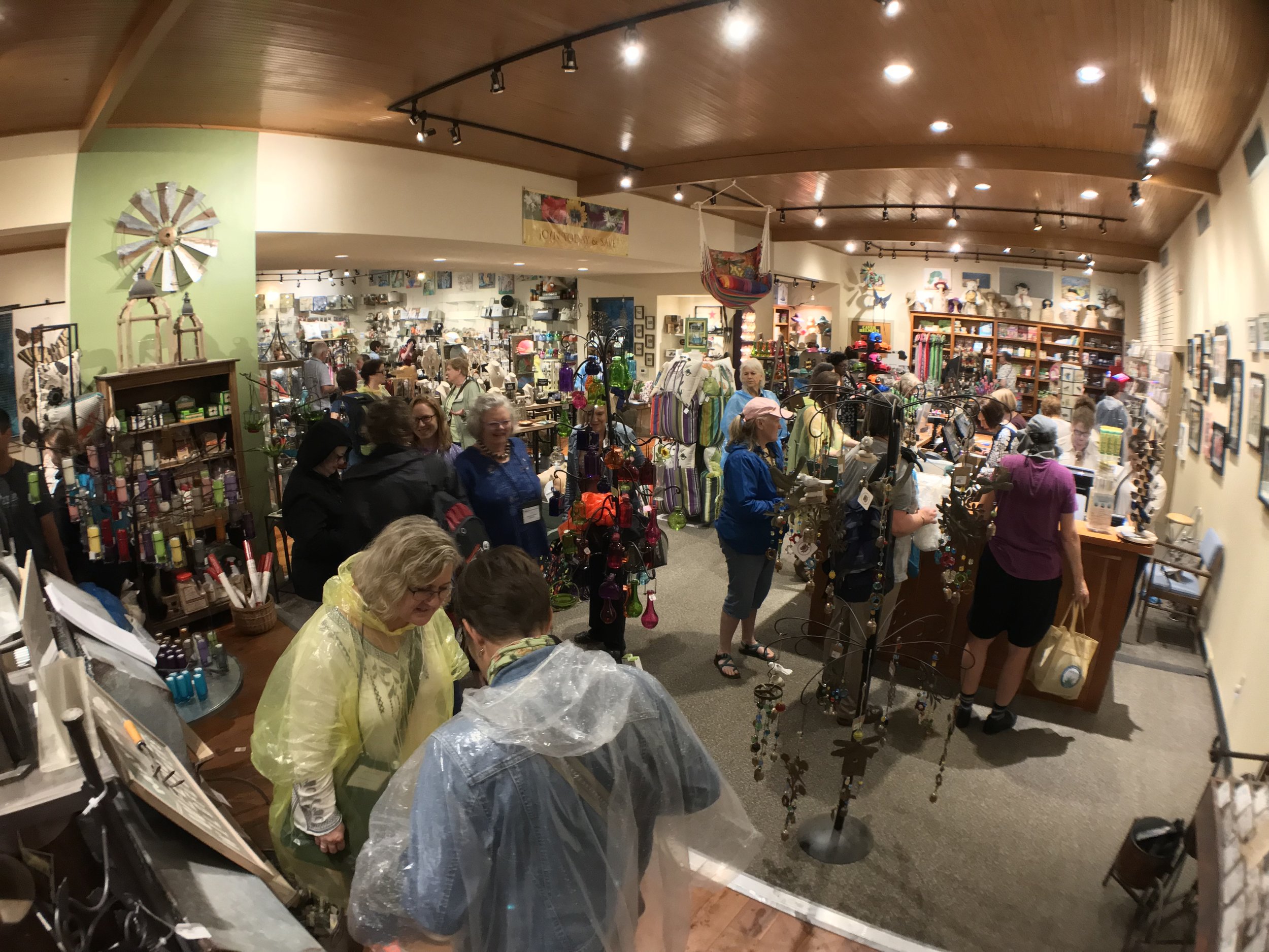 在我们等待洪水退去的过程中，花园博客小组的93名成员都在野花中心礼品店进进出出。