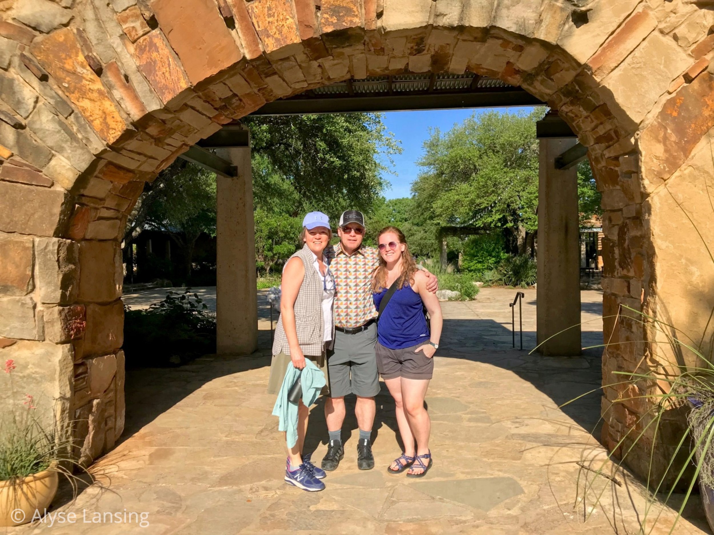 从左到右:我自己，乔·加斯和艾米丽·加斯——伯德·约翰逊野花中心，2018年5月7日