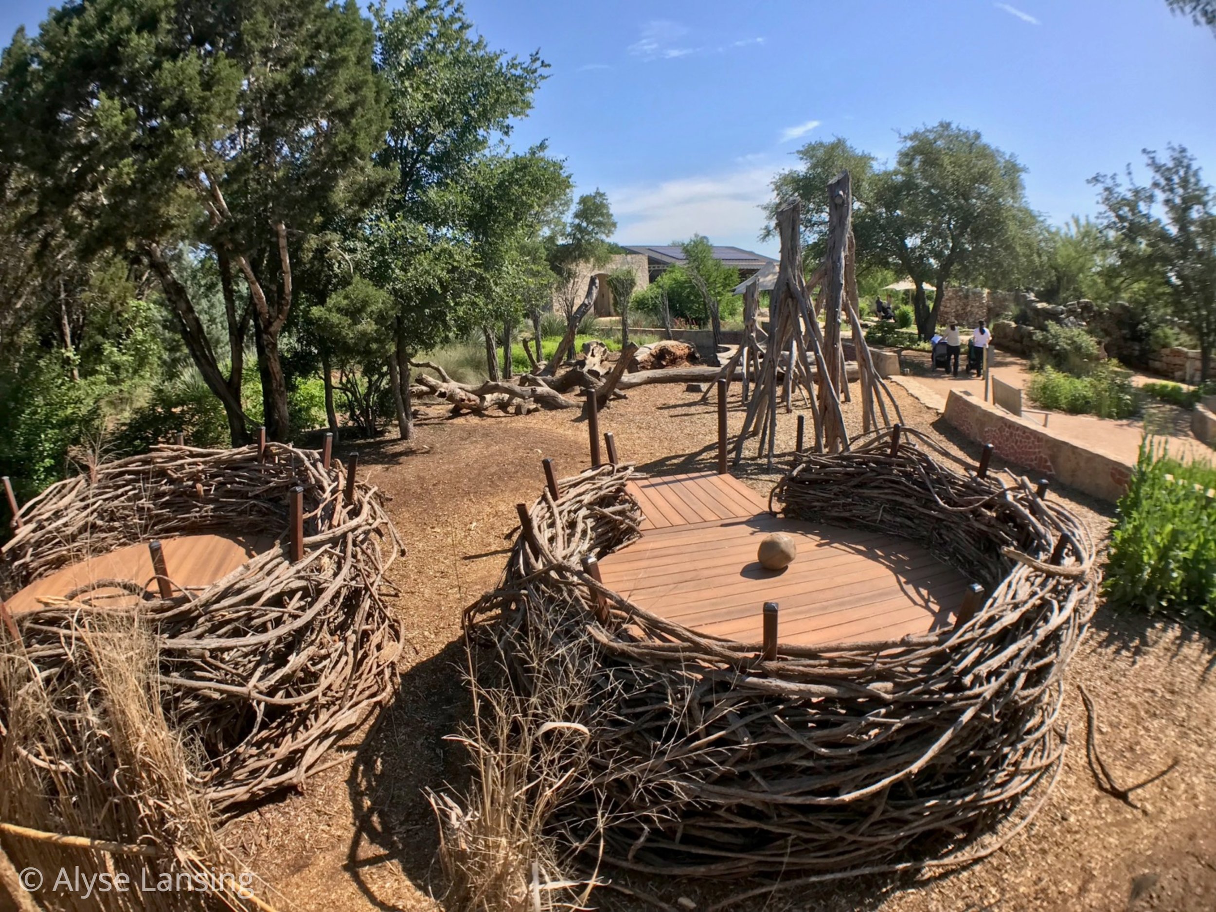 鸟巢游戏堡垒就像知更鸟自己会做的那样艺术/可爱地编织。这地方是一个鸟窝小村。或者是堡垒，如果你往那边滚的话。