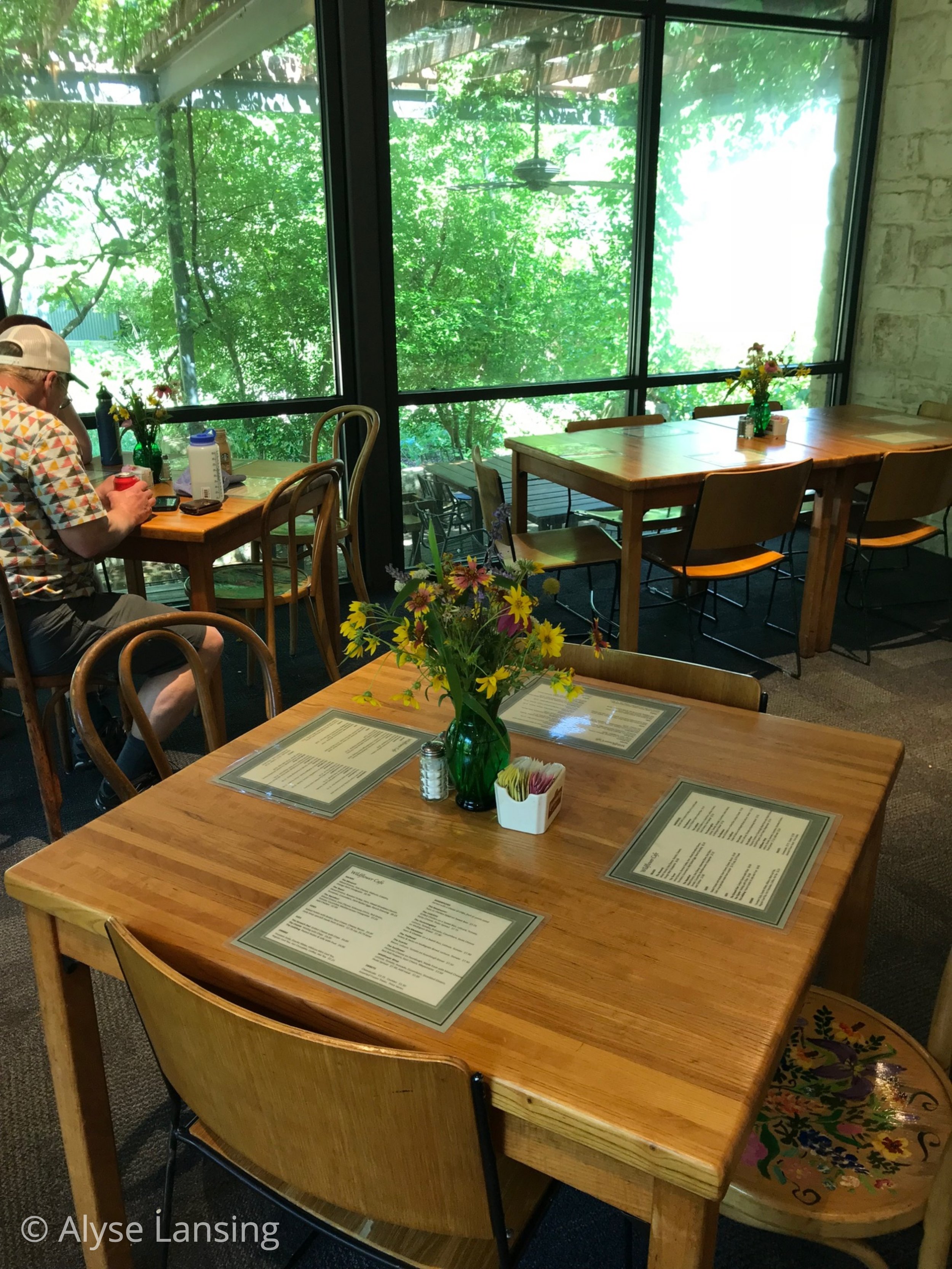 野花咖啡馆，我们的午餐地点…