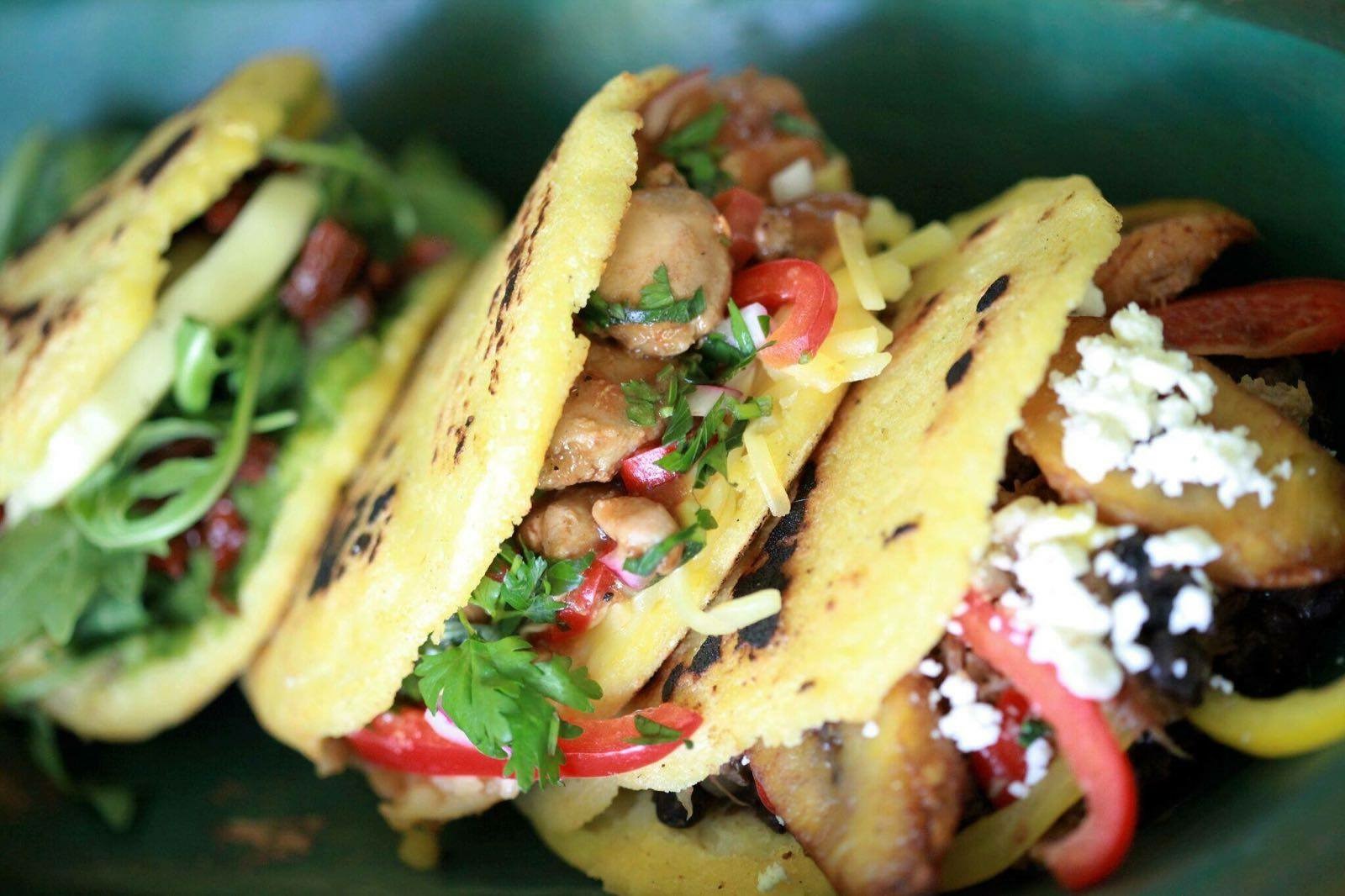 Dinner Friday! It's friday and my stomach knows Eben: Together We Are Strenger. Kaffee Kind & I love Arepa.ch bieten euch am Freitag Abend ein bisschen Caribbean Vibes, quasi Carneval für den Magen. Auch wenn es draussen schneit. Oder was auch immer. __ Unsere Füllungen wechseln wir immer mal wieder, je nach dem welches Lebensmittel gerade Saison hat. Ihr findet sie zeitnah auf Facebook. Dazu wie gewohnt hausgemachte Salsas: Mango Chipotle mayo Guasacaca: Avocado & Koriander Habanero Killer __ *Essen von von 18:00-22:00 Uhr. Während dieser Zeit bleibt die Lokalität rauchfrei. Da das Sitzplatz-Kontingent beschränkt is, empfehlen wir dringend zu Reservieren. Schreibt dafür einfach eine Mail an eat@ilovearepa.ch.