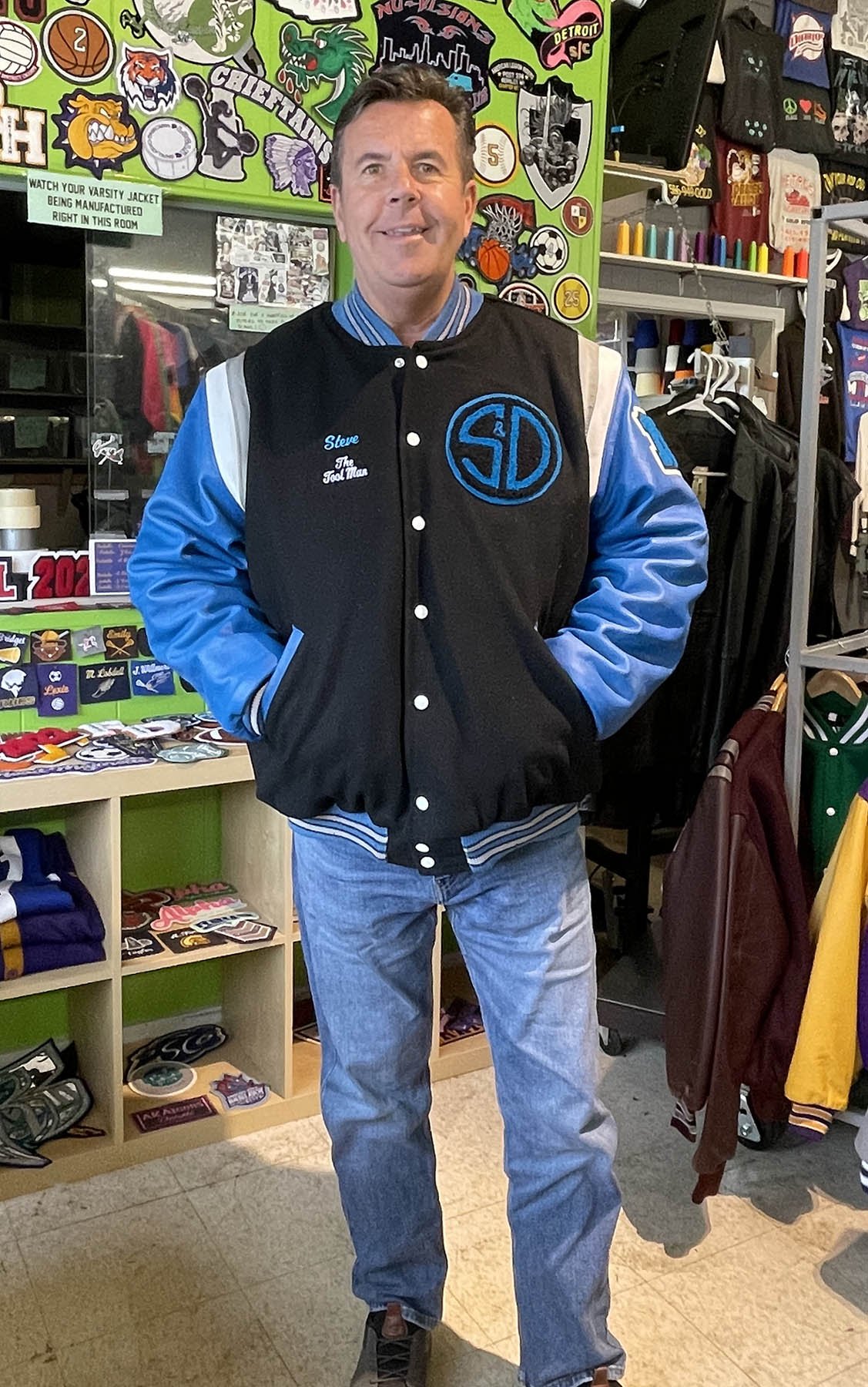 S&Dglobal-TheToolman-TurquoiseSleevesFullBody-AvalonSkiesJacketArtist.jpg