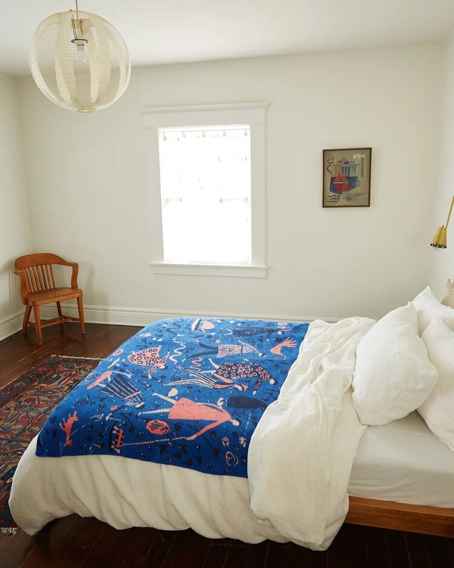 Rich hues, dark blues, bedroom bliss 

#littlefriendsroyal