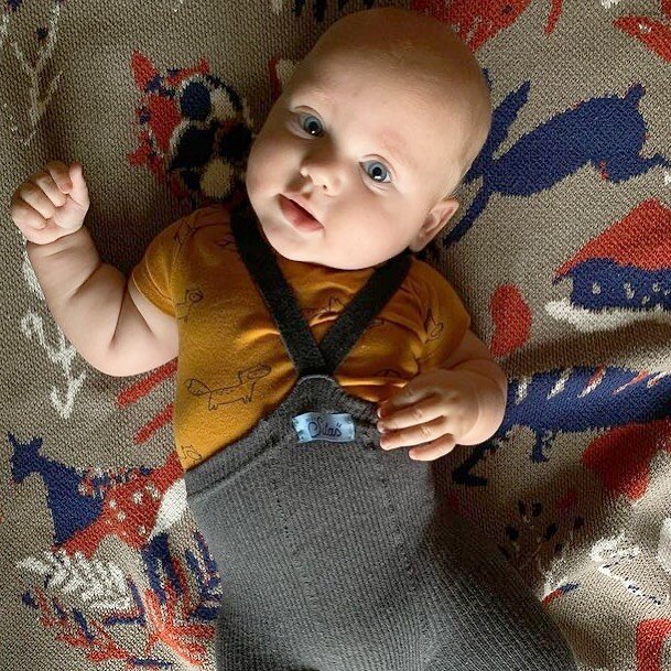 Love watching your little ones grow with their blankets. I&rsquo;m always touched seeing how they are used as a marker of time. So so beautiful @jeszissou! 

#childfieldfellowshemp #babyblanket #anothermontholder