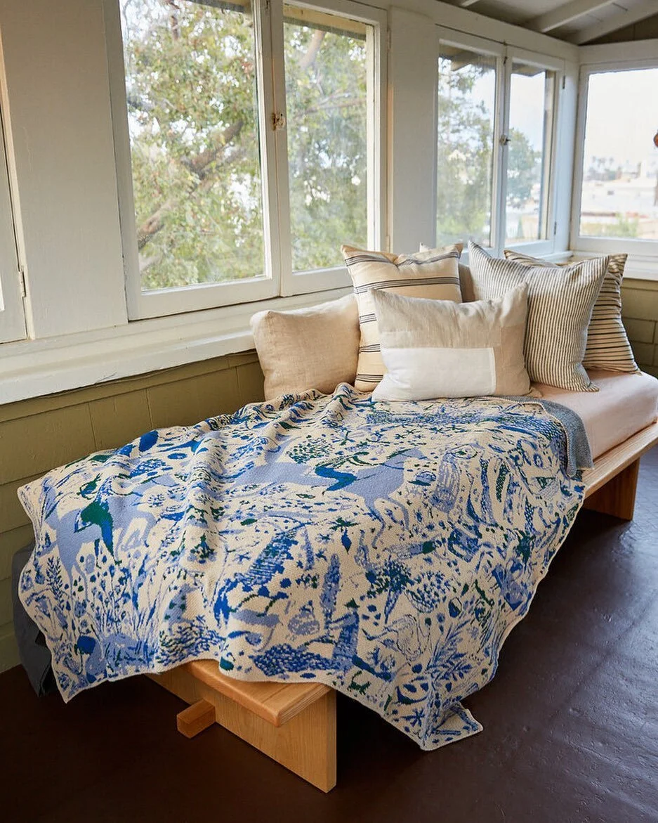 This daybed reminds me of cozy cabin and cottage snuggles. Wishing I could curl up with a book right now.

#harvestroyalblanket