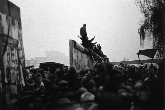 5_Fall-of-the-Berlin-Wall-November.jpg