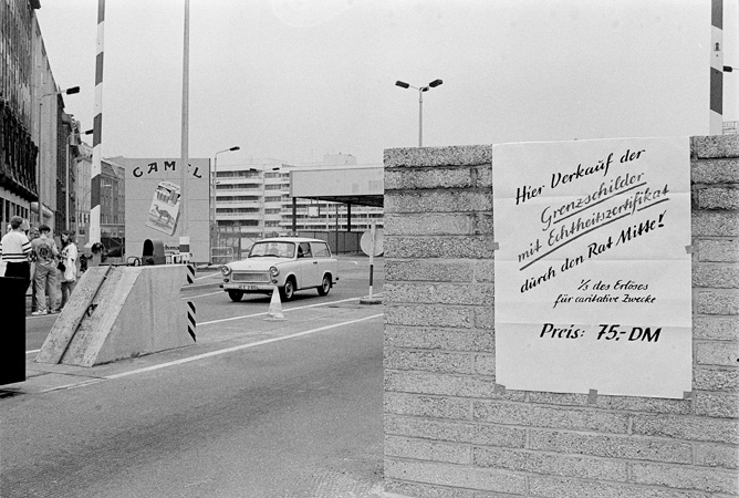 10_Sale-of-border-signs.jpg
