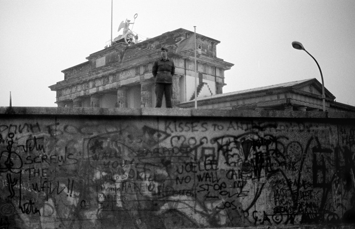1_Wall-with-GDR-border-guard.jpg
