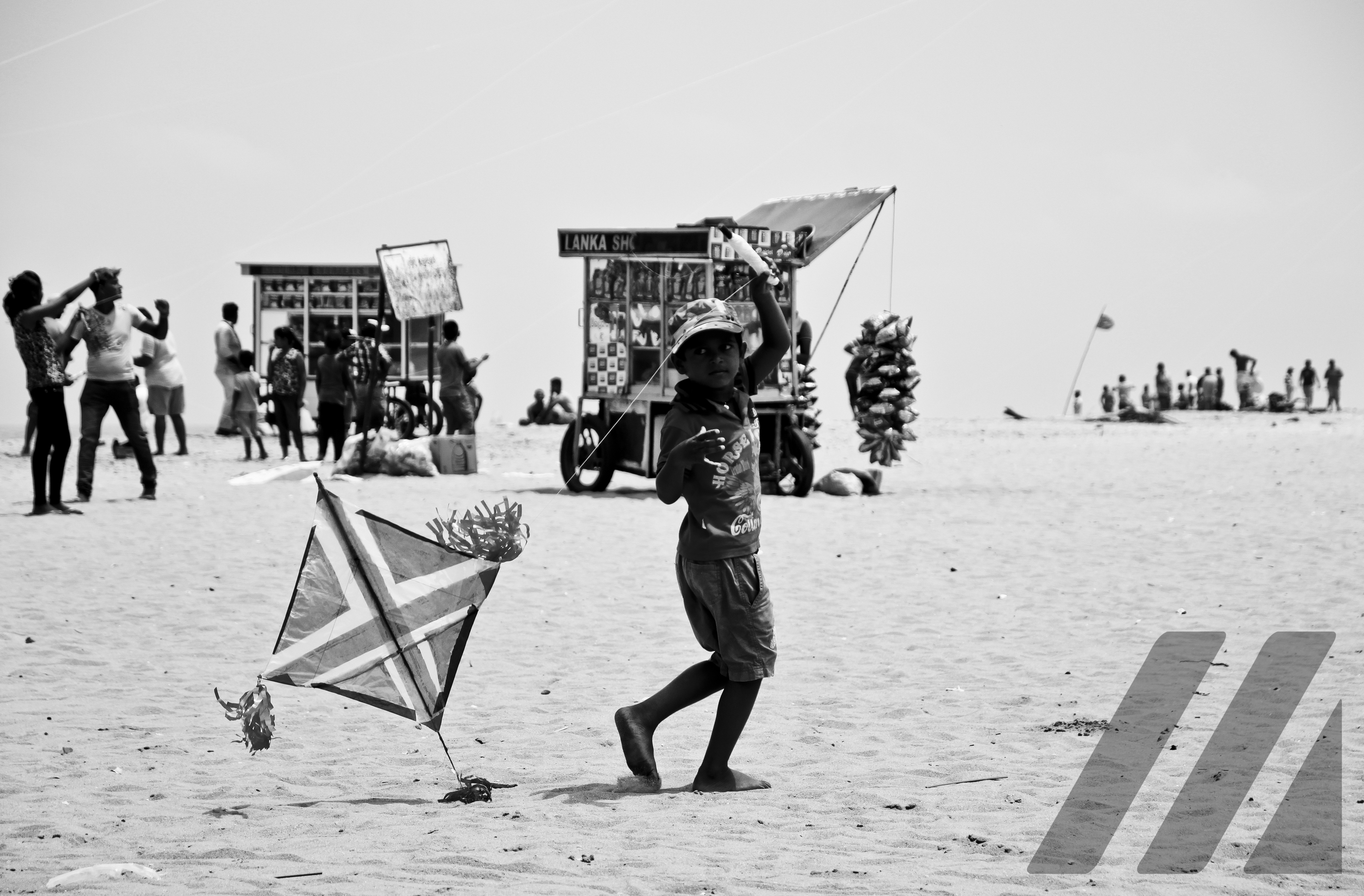 jochie met vlieger op strand.jpg