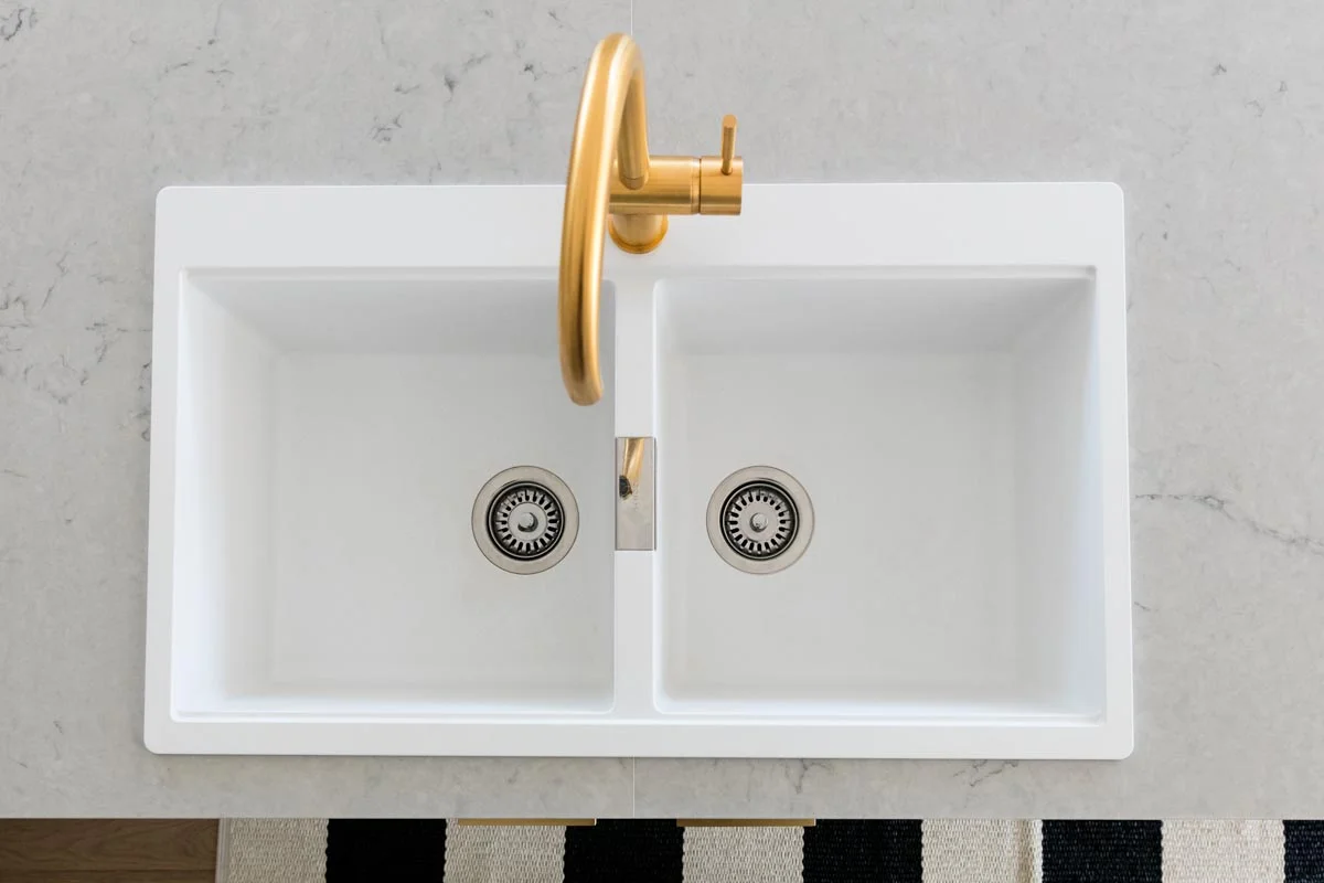 L'ÉVIER DESSUS OU EN DESSOUS DU COMPTOIR?