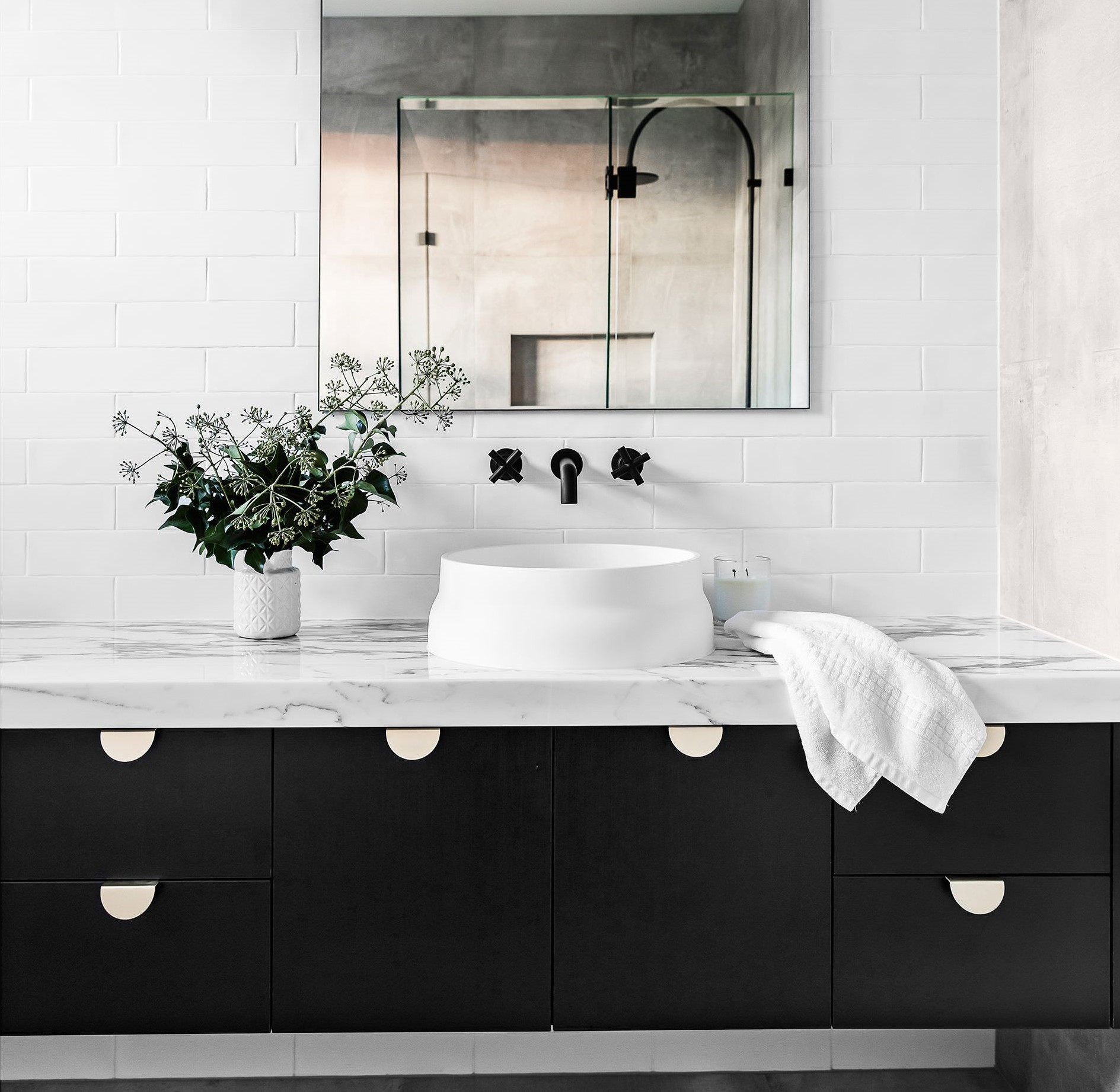 Emily-Henderson_Design-Trends_2018_Bathroom_Black-Fixture_01.jpg
