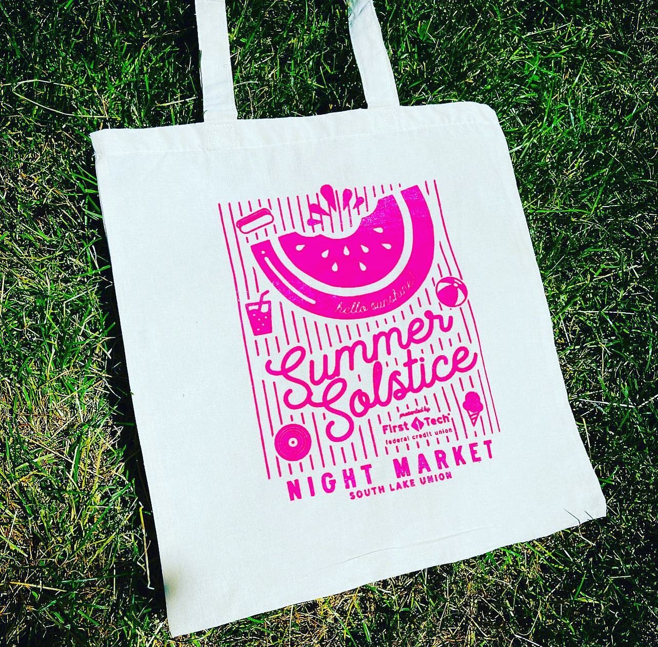FREE TOTES are back today! Grab brunch or spend $25 from one of our favorite shops curbside to snag a FREE tote bag TODAY at @slusaturdaymarket ! Redeem at our Info Booth (while they last)! Courtesy of @firsttechfed &amp; @seattlenightmarkets #seattl