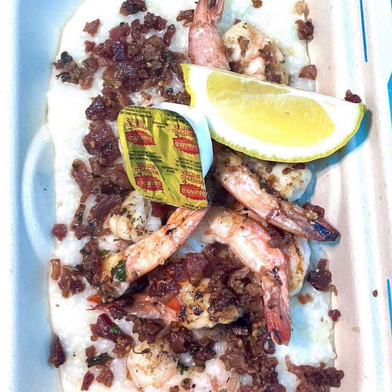 Our friends from Kiss My Grits  @kmgtruck are back with their Shrimp and Grits with bacon, plus their pulled pork Mac n&rsquo; Cheese for a cool summer&rsquo;s day! Come on down to the @fremontsundaymarket for some brunch! #seattlefoodie #eatseattle 