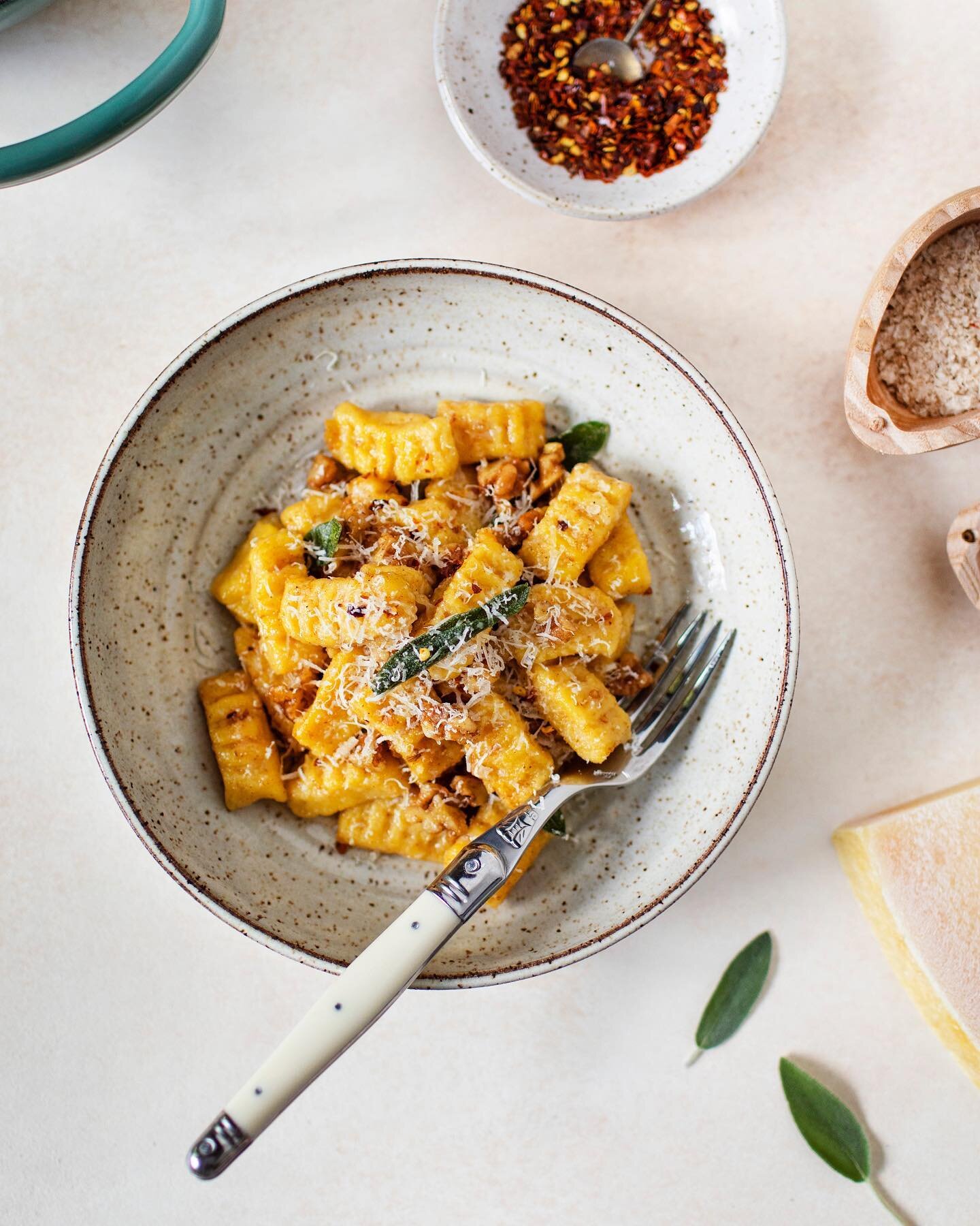 sharing a *savoury* pumpkin based recipe to celebrate the start of autumn (brb pumpkin spice 😛) ft. @farmersmarketfoods organic pumpkin: homemade pumpkin gnocchi with fried sage, brown butter &amp; pecorino. find the full recipe at the link in profi