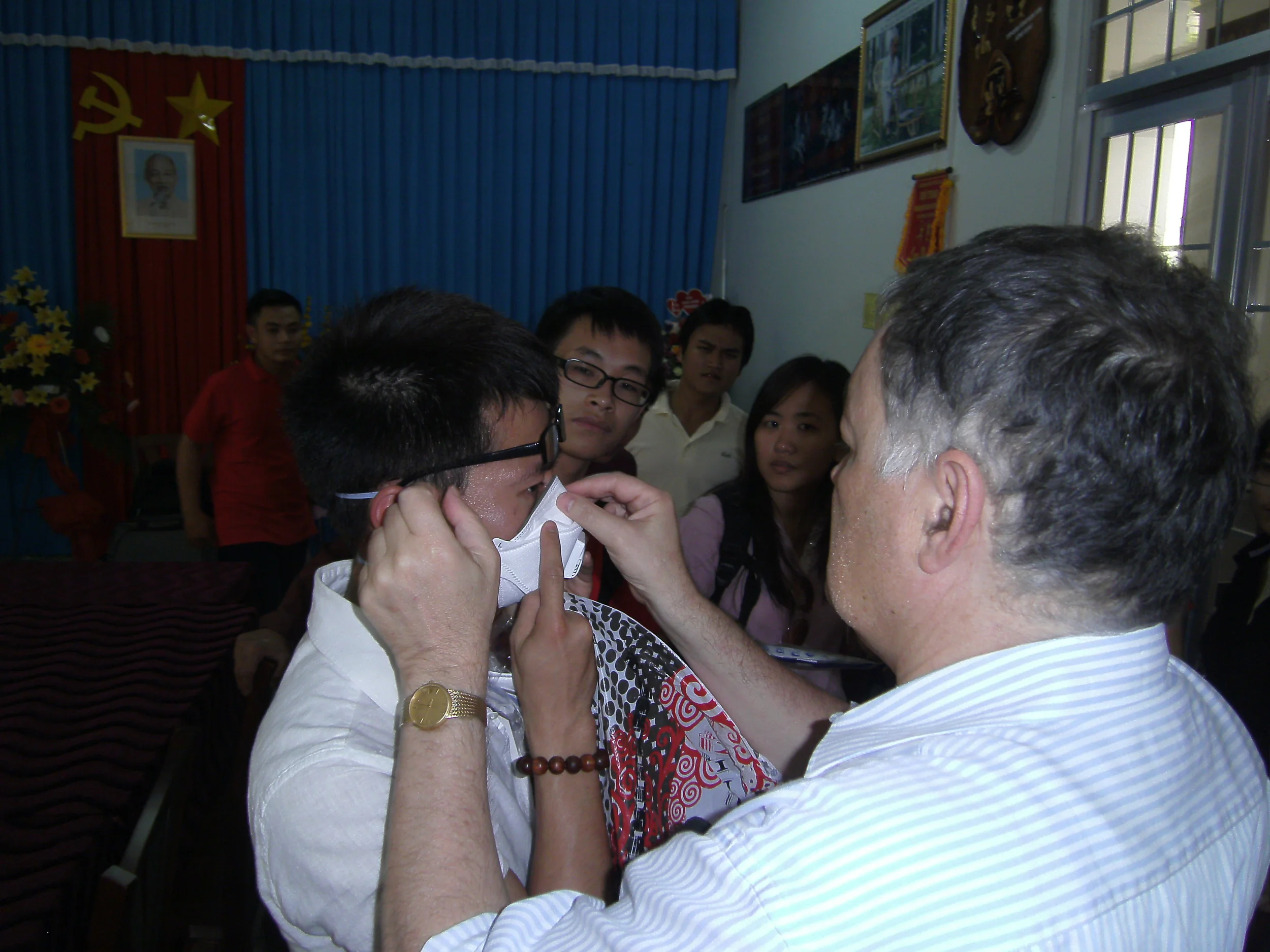 Giáo sư Guy Marks cho thấy cán bộ như thế nào để phù hợp với một mặt nạ N95.