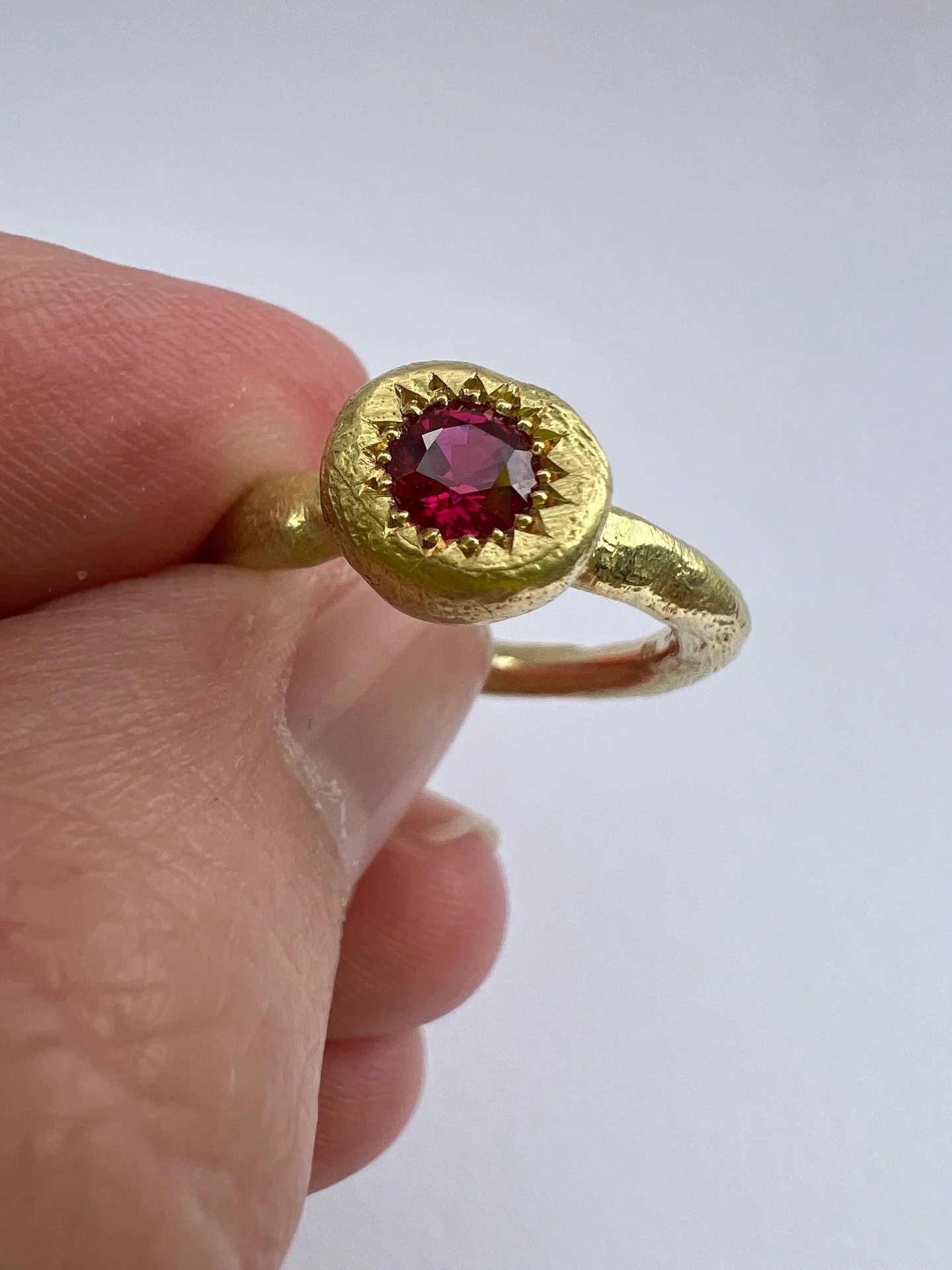 To Hold.

A ring to hold one thing simply and strongly. Beautiful materials carried together.

This ruby is magnificent. Rich colour and well cut. 

Rubies are for love.

#katherinebowmanjewellery #uniquejewelry #heirloom #handmadejewelry #handmadeje
