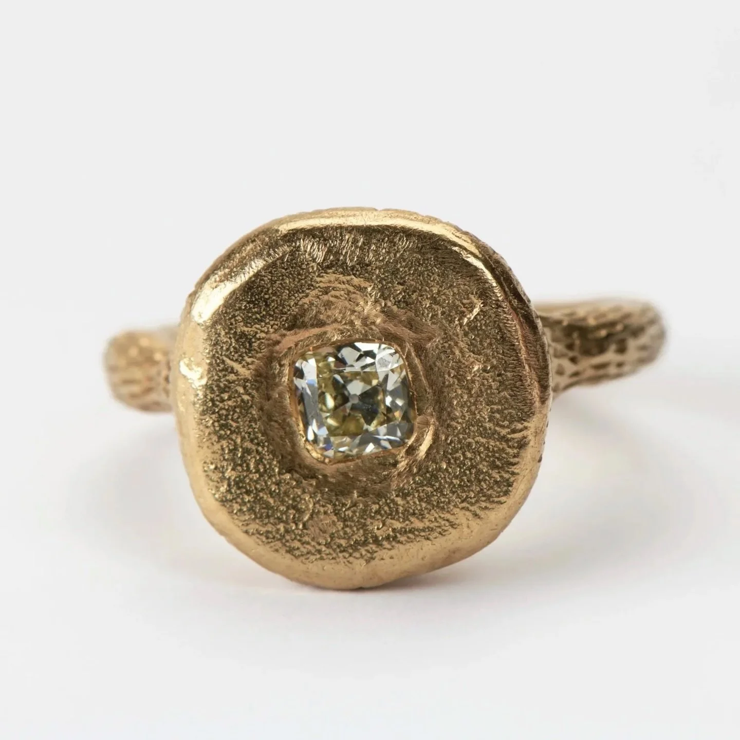 The Magic Ring.

9ct yellow gold, set with 4.8mm yellow tone old cushion cut diamond 0.58ct. This ring has been hand engraved ✨

Available online and through the studio. Email info@katherinebowman.com.au to arrange a time to try this ring on in perso