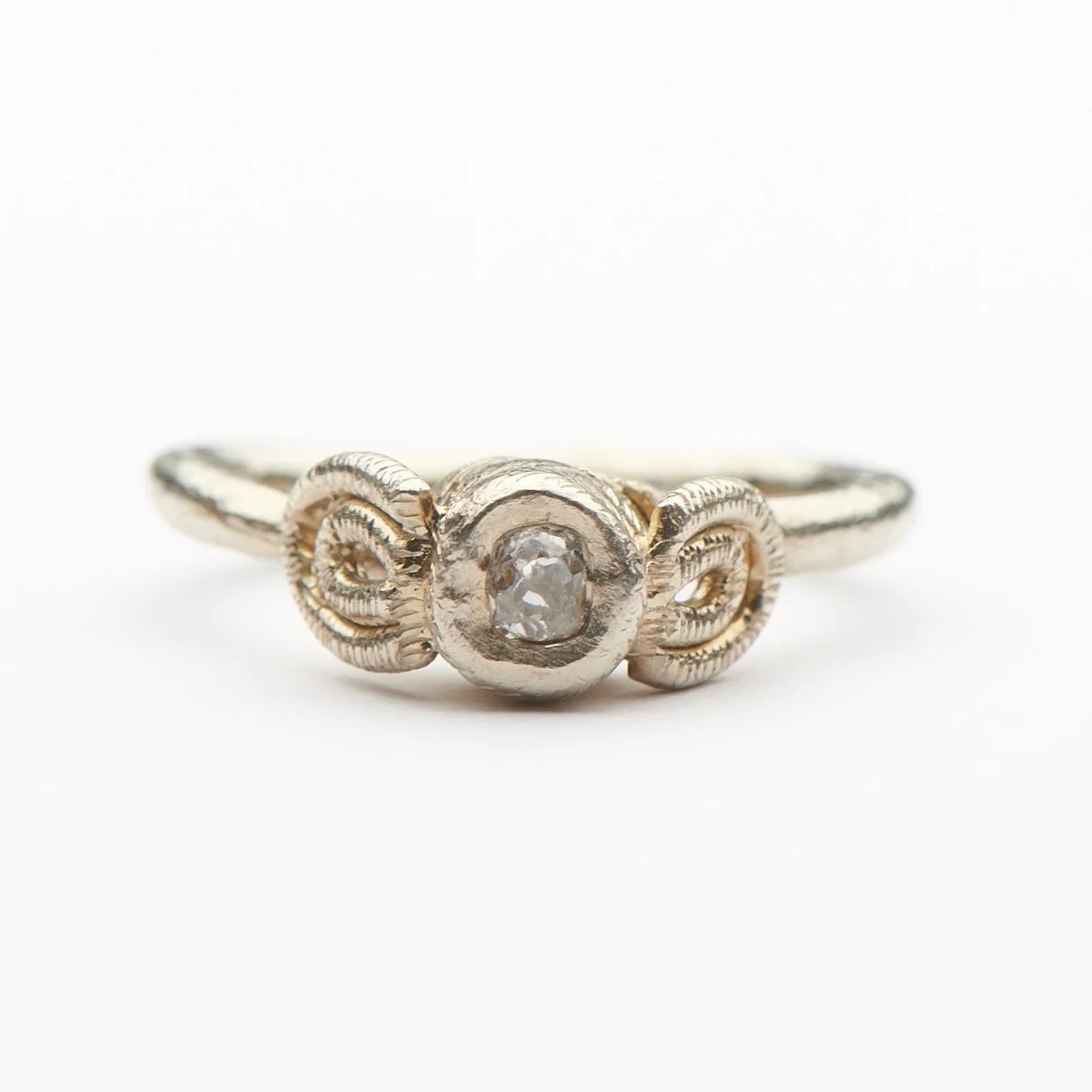 Temple Ring.
9ct white gold and set with a diamond.

The Temple Ring can be custom made in your choice of gold and gemstones. Please email the studio with and questions regarding bespoke orders.

✉️info@katherinebowman.com.au

#katherinebowmanjewelle