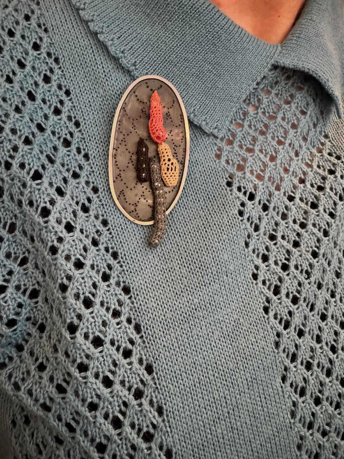 A chance encounter with a brooch made many many years ago.
Owned and worn here by @robynphelan ✨

Sterling silver, cotton thread, pearls

#handmade #brooch #katherinebowmanjewellery