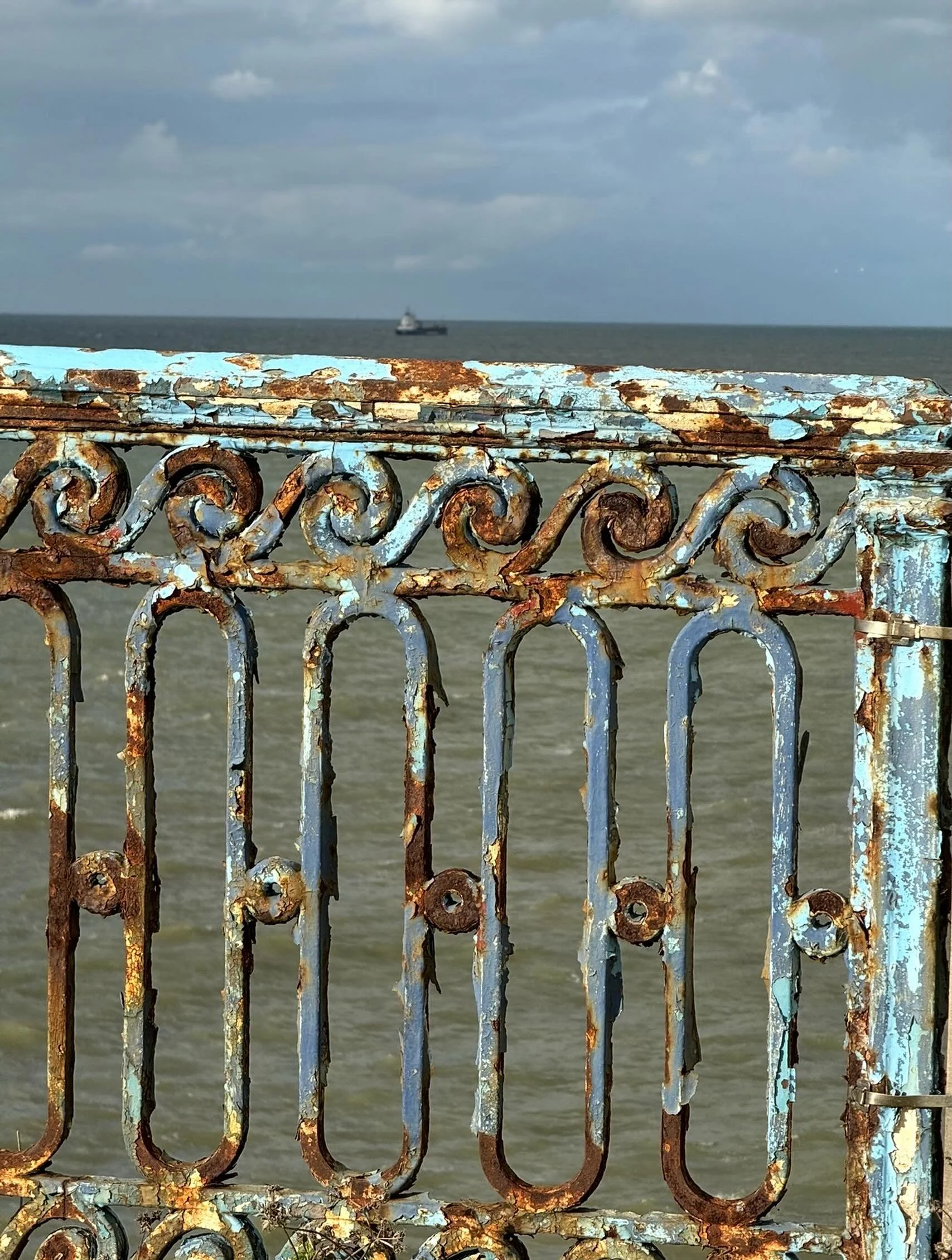 A photo taken in Margate in November 2024. I went there to see the @turnercontemporary and @traceyeminstudio 
November was windy and cold, but I still loved it.

#thesea