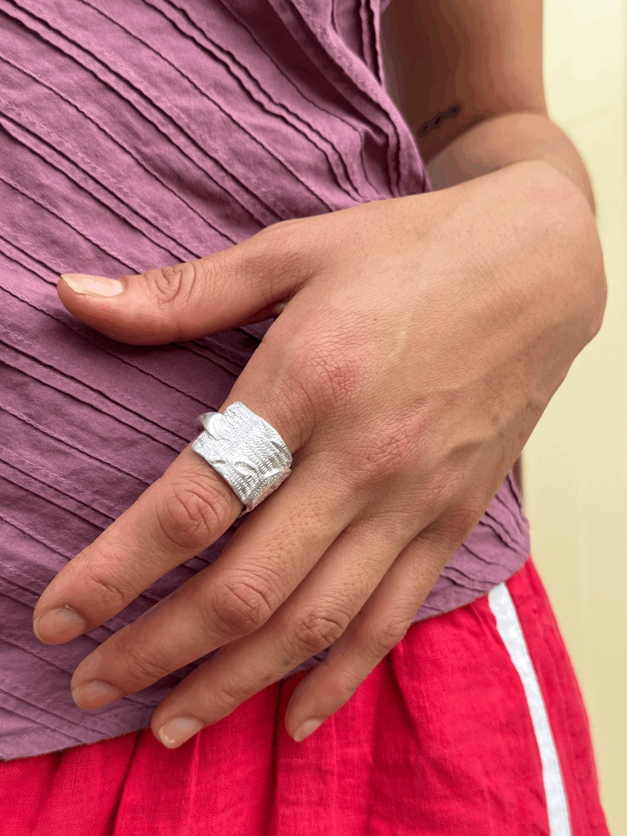 #155.
Handmade sterling silver ring with hand engraving.
Standard size: c. S 1/2
*This ring can be resized. Please email for sizing information.
Measurements: width c. 22.5mm x 17mm x 1.2mm, ring shank 5mm

Worn here by @magggieluu ✨

Available onlin