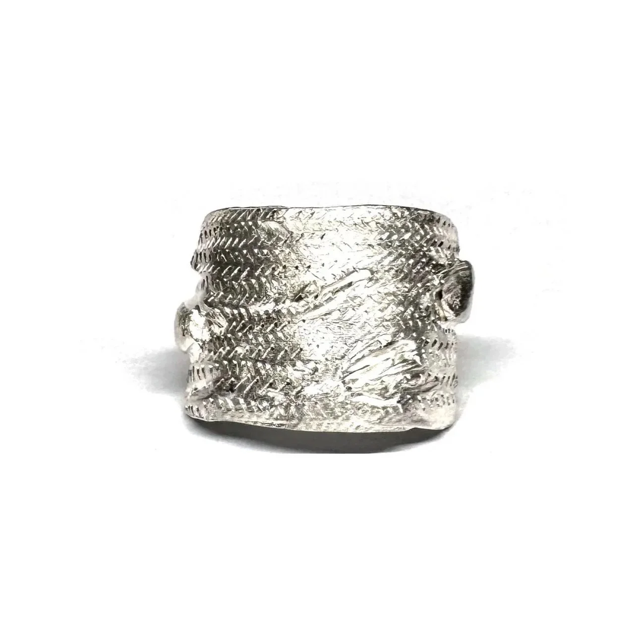 #155.
Handmade sterling silver ring with hand engraving.
Standard size: c. S 1/2
*This ring can be resized. Please email for sizing information.
Measurements: width c. 22.5mm x 17mm x 1.2mm, ring shank 5mm

Available online and directly through the s