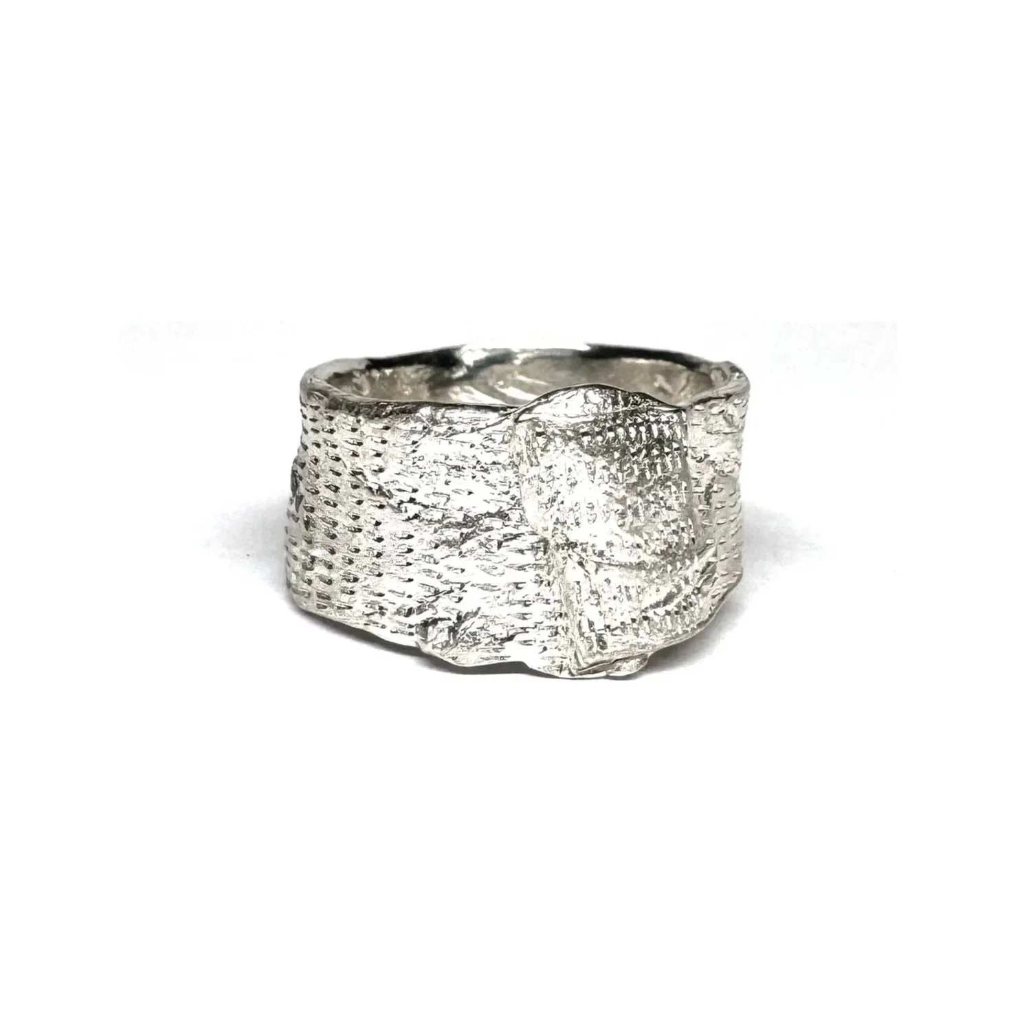 #168.
Handmade sterling silver ring with hand engraving.

Standard size: c. O
*This ring can be resized. Please email for sizing information.
Measurements: width c. 9.5 - 12mm x wall thickness 1.4 - 2mm

Available online and directly through the stud