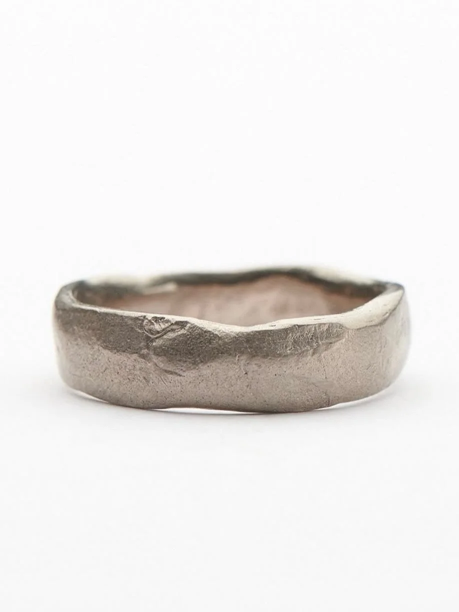 18ct white gold Serendipity ring.

This ring can be made to order in your choice of gold. Email all questions to:

info@katherinebowman.com.au
Or tap the ✉️ link in bio.

#katherinebowmanjewellery #goldring #whitegold #serendipity #handmadejewelry