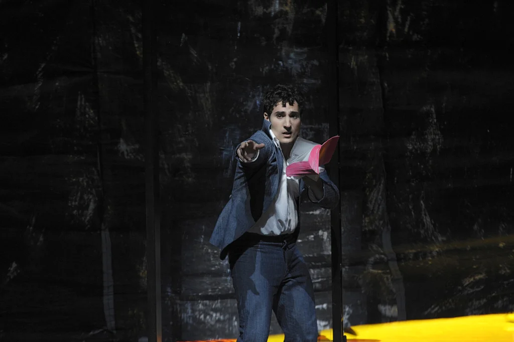 Leonardo Capalbo as Candide