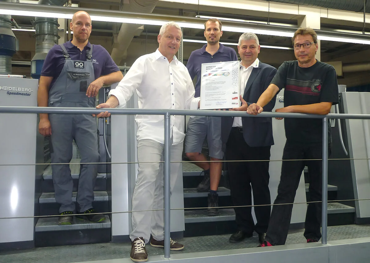 Übergabe der PSO-Zertifizierungs-Urkunde 2018 v. l. n. r.: Stefan Fleischmann (Offset-Drucker), Bruno Panni (Technischer Leiter), Bastian Lowin (Offset-Drucker), Jochen Klett (Referent Technik - Verband Druck und Medien), Elmar Schulz (Teamleiter Druckvorstufe)