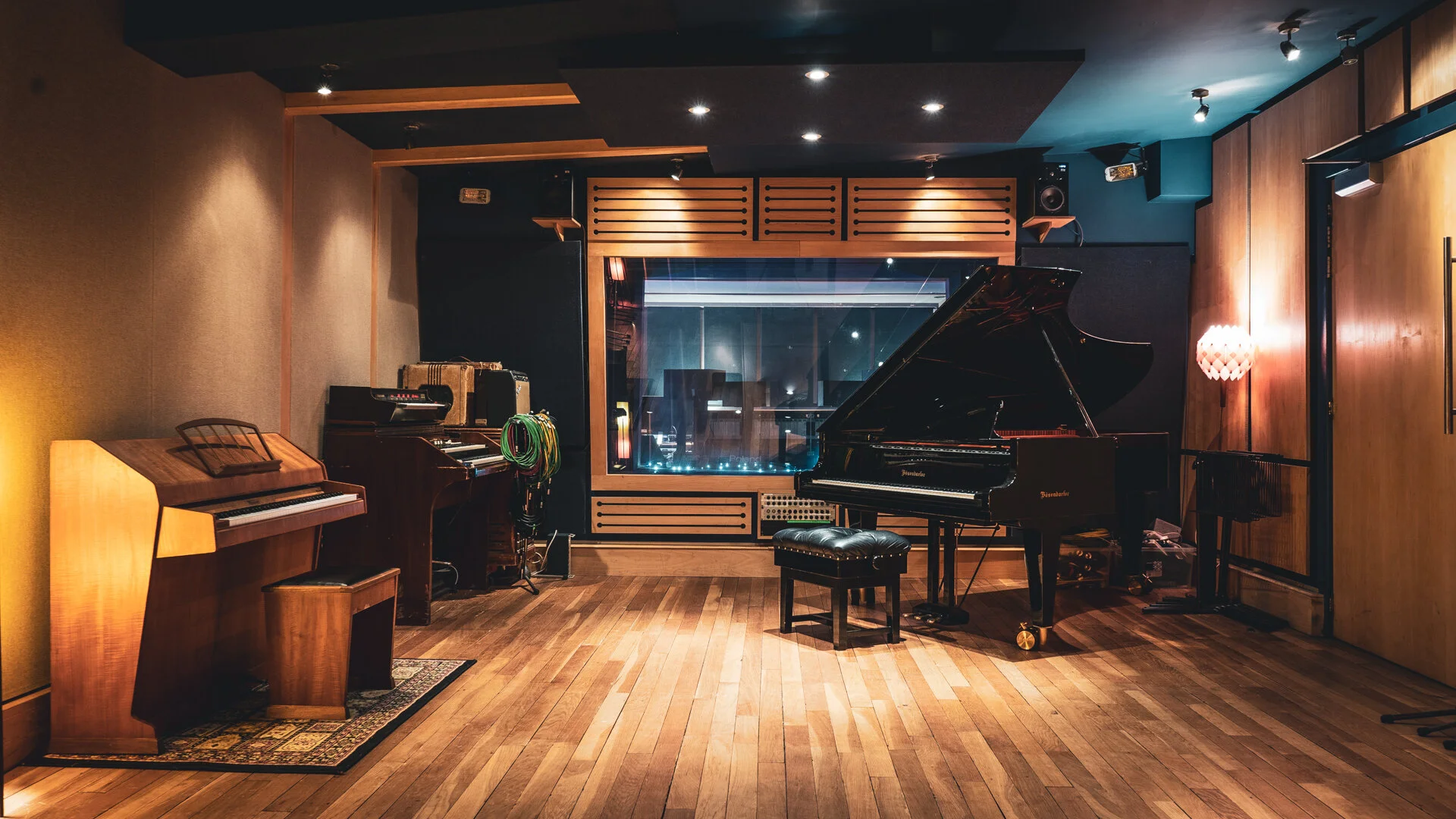 LIVE ROOM1.jpg