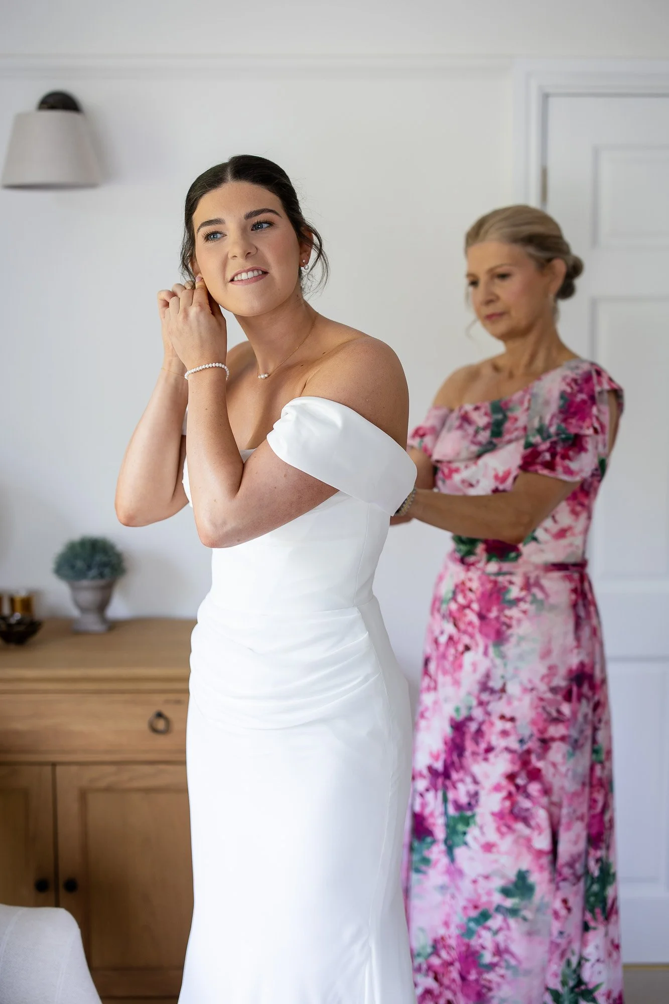 mum helping bride get ready