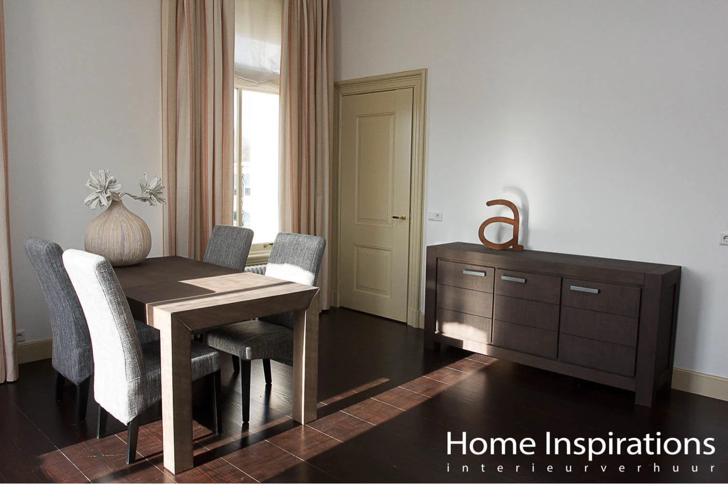 Eethoek en dressoir moderne stijl