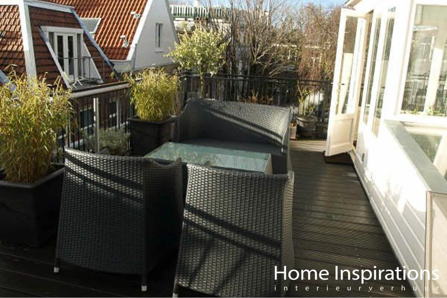 Balkon met groen en een zitje