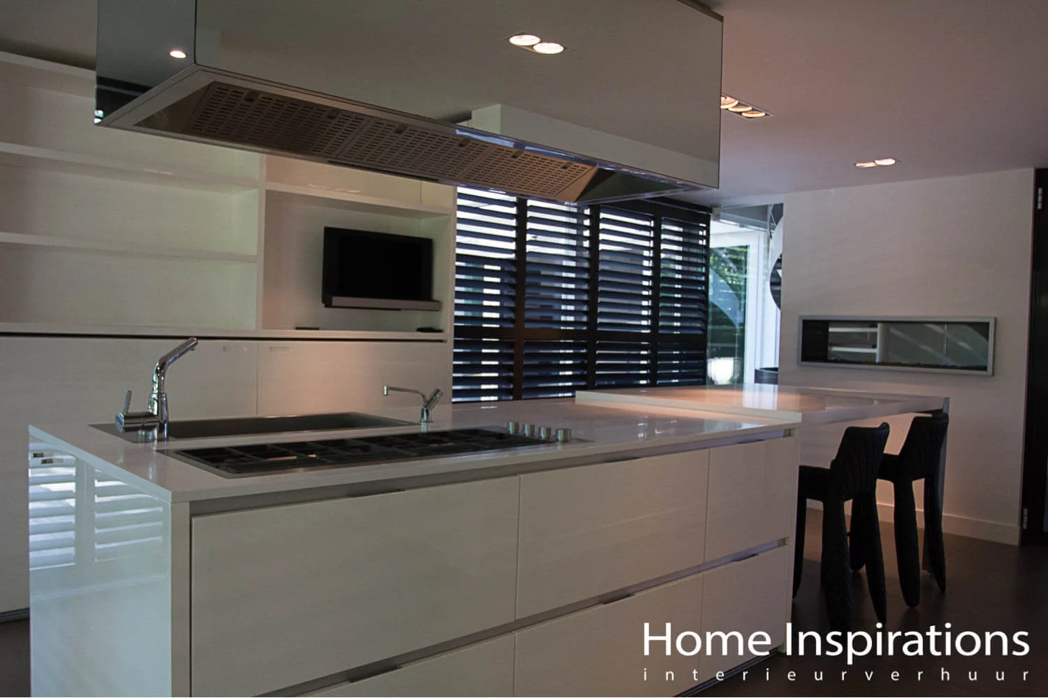 Kookeiland wit hoogglans met design barkrukken