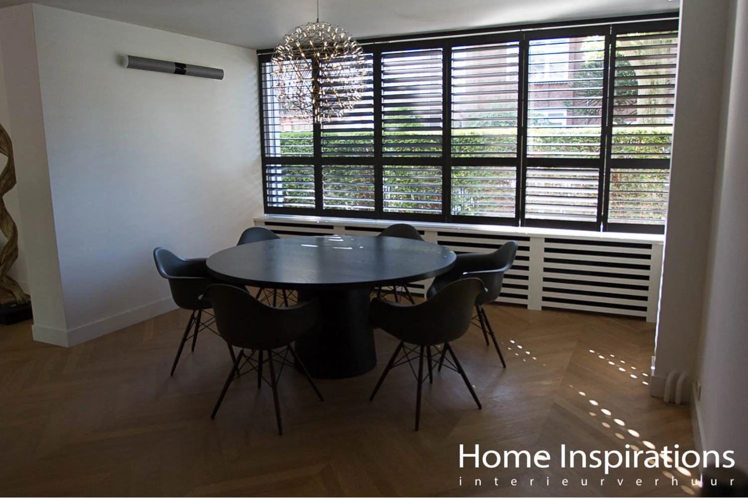 Ronde eettafel met stoelen scandi stijl
