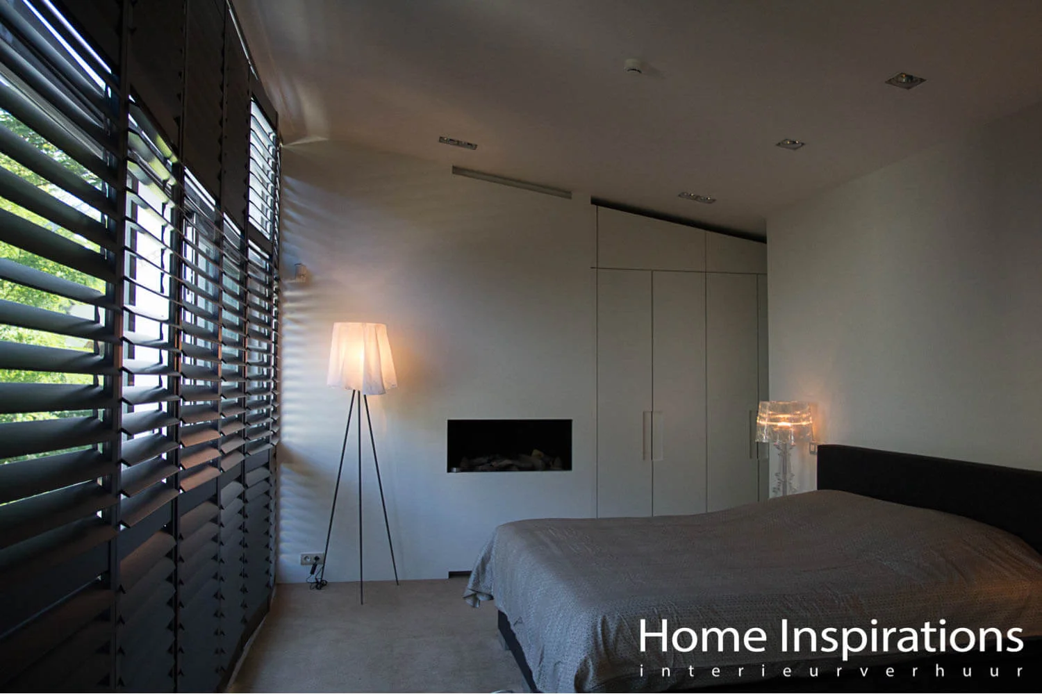 Slaapkamer met zwarte shutters