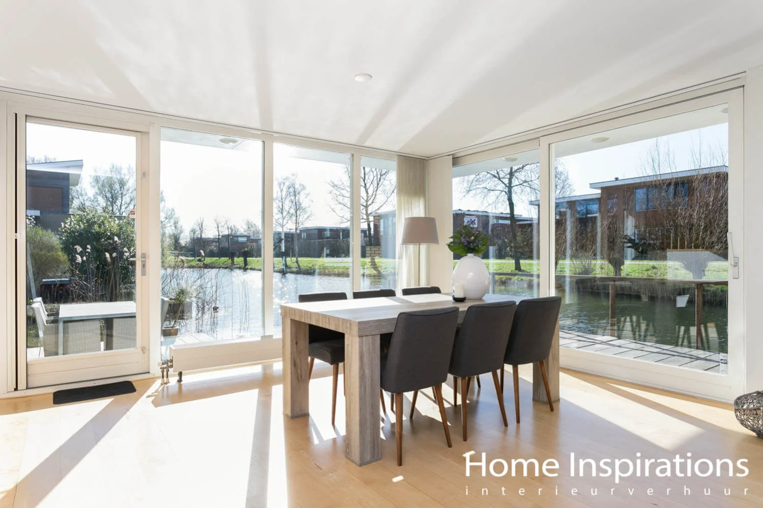Eettafel en stoelen in serre ruime woning