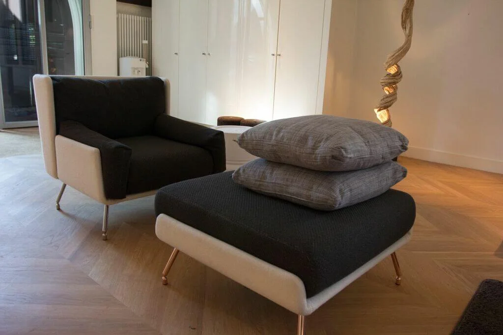 design fauteuil met hocker.jpg