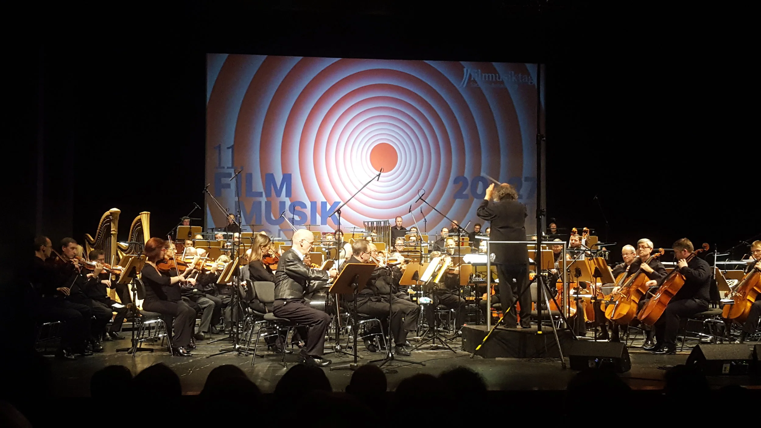 Orchestersuite aus “WALDLUST" - Eine Tatort Sinfonie”. Staatskapelle Halle unter der Leitung von Bernd Ruf. Solist: Bernhard Spranger, singende Säge. Foto: ©Roswitha Mannseicher